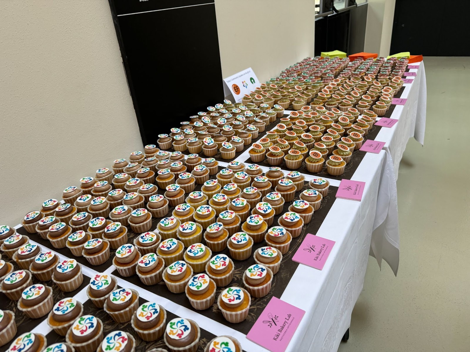 AlmaLinux cupcakes at SFSCon